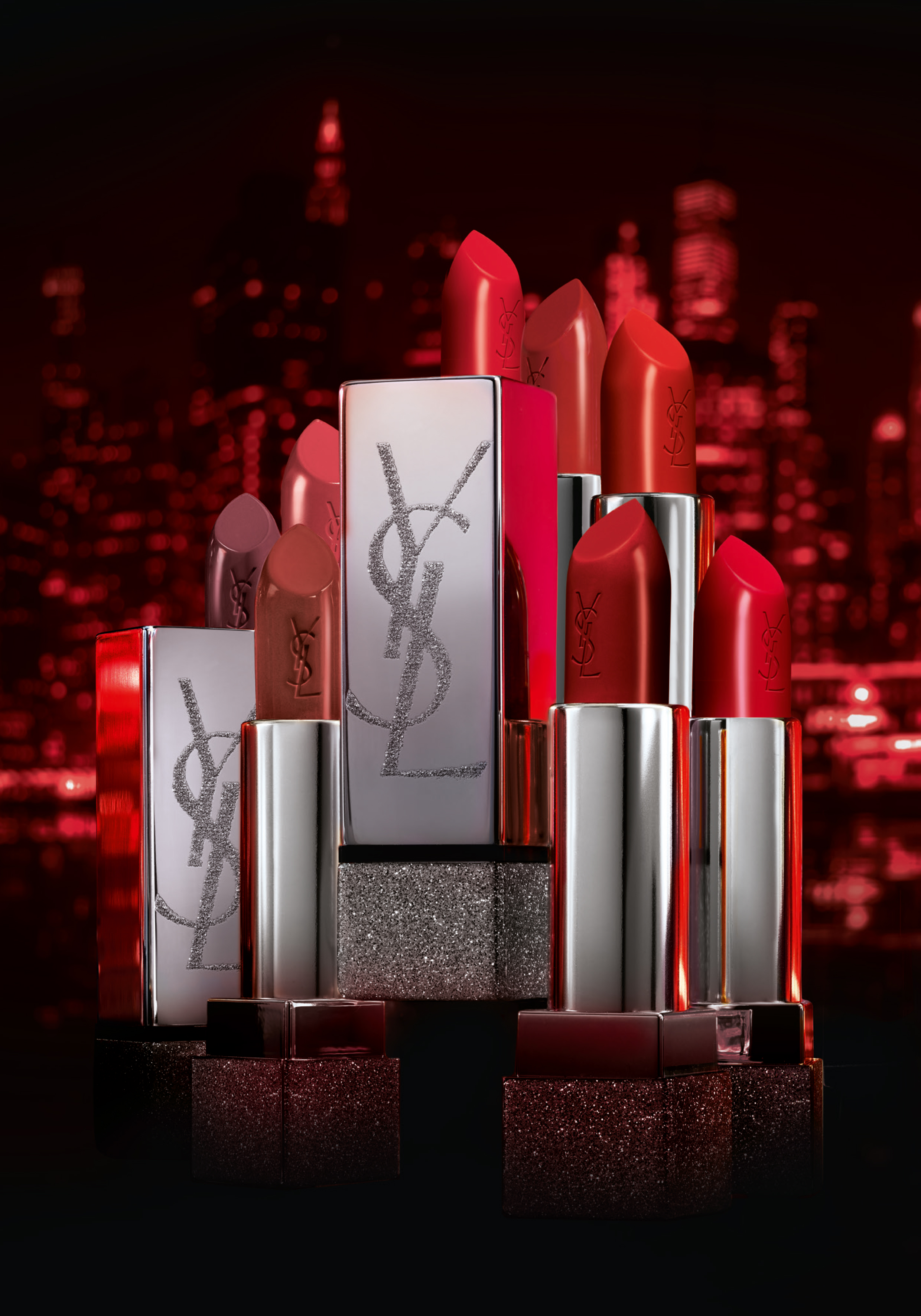 【YSL】ゾーイ・クラヴィッツとYSLが贈る、日本初展開となるコラボレーション。シマリングシルバーのパッケージにドレスアップした、限定リップが登場。