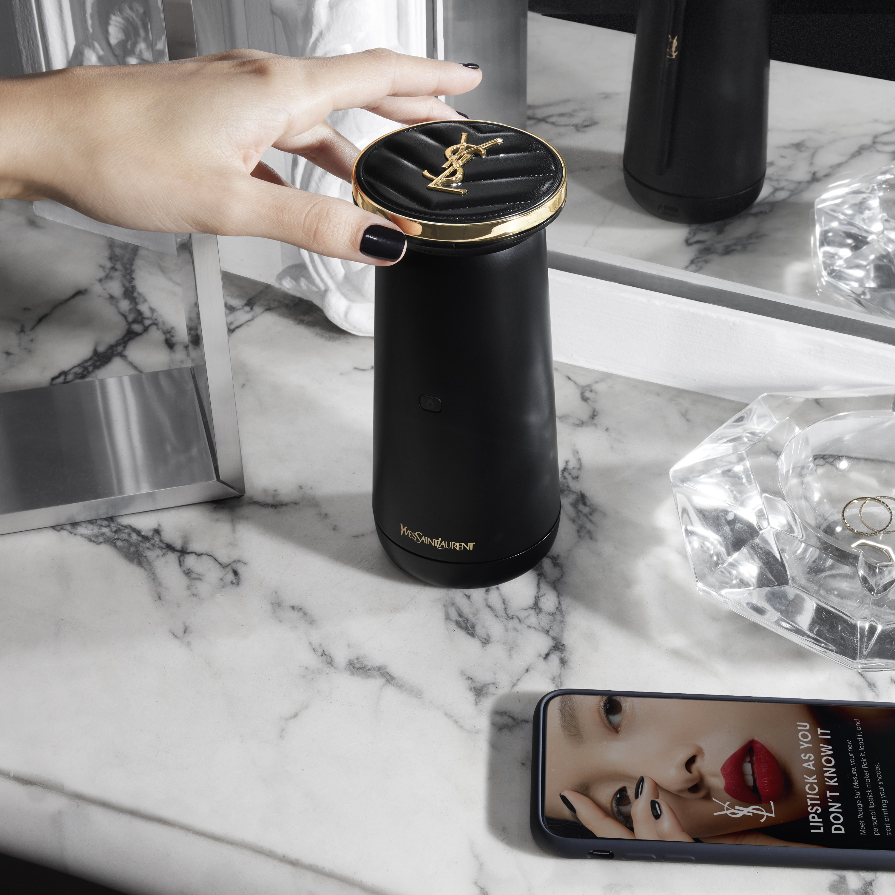 ［YSL BEAUTY］AI 搭載のビューティテック、日本上陸決定！リップメイクのあらゆる欲望を叶えるリップカラークリエイター限定発売