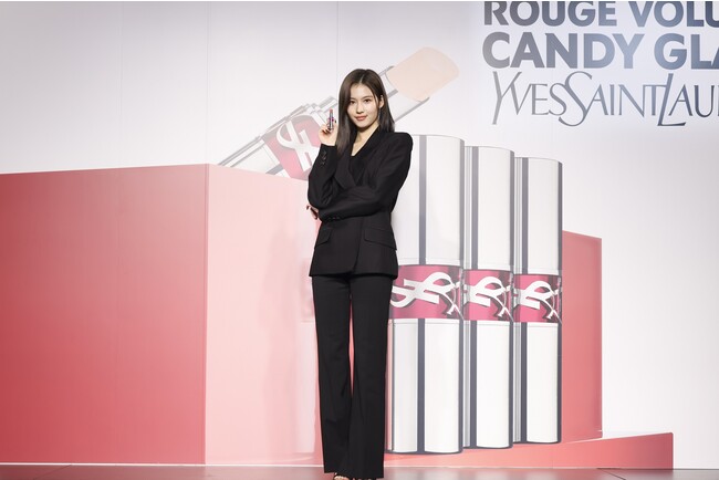 【YSL】TWICE SANA「ルージュ ヴォリュプテ キャンディグレーズ」の新CMに合わせクールな装いと、ツヤ感たっぷりなメイクで登場！のメイン画像