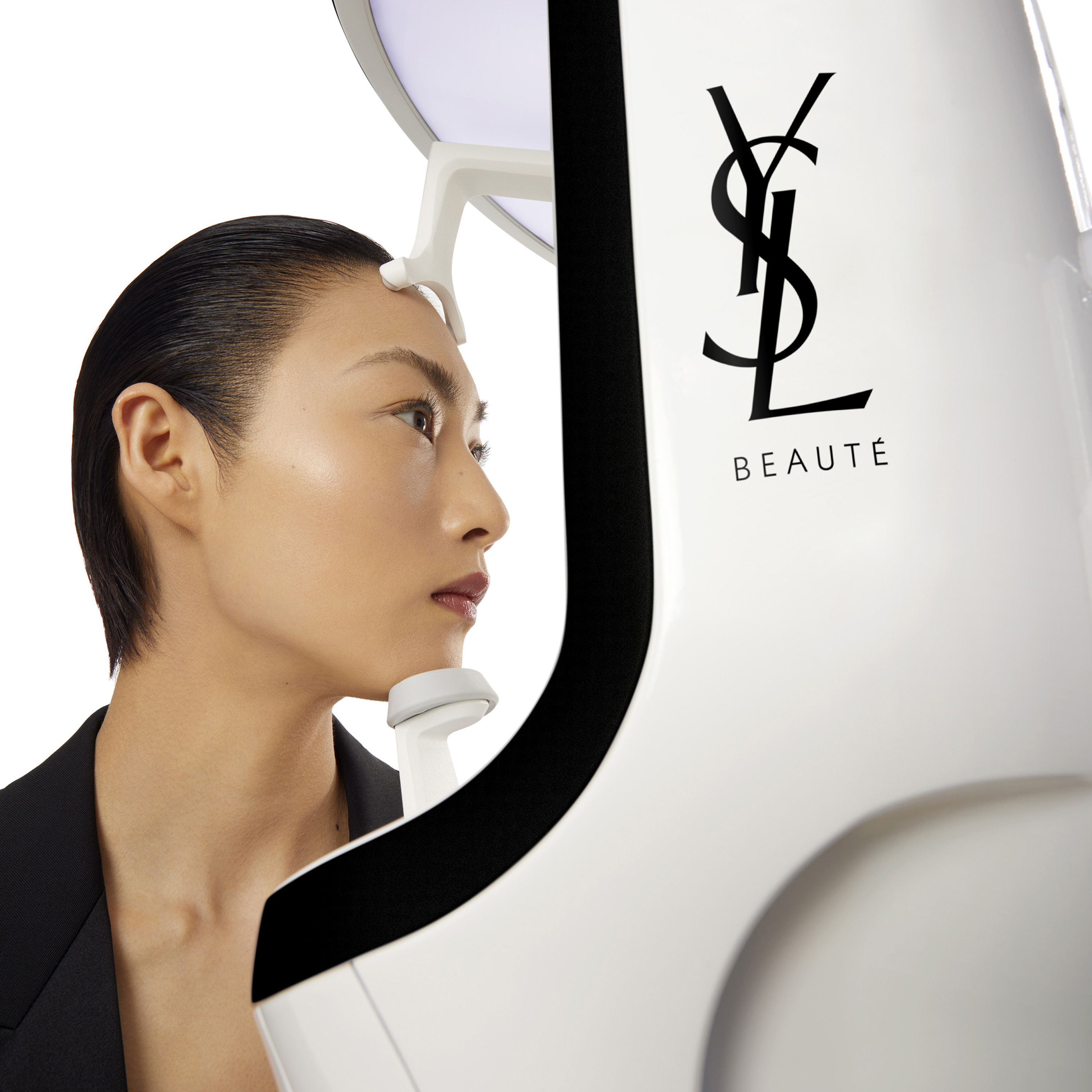 【YSL BEAUTY】先進の肌分析機「SKIN EDGE」が登場。現代型ライフスタイルに合わせた 独自のオーダーメイドスキンケアを 提案。