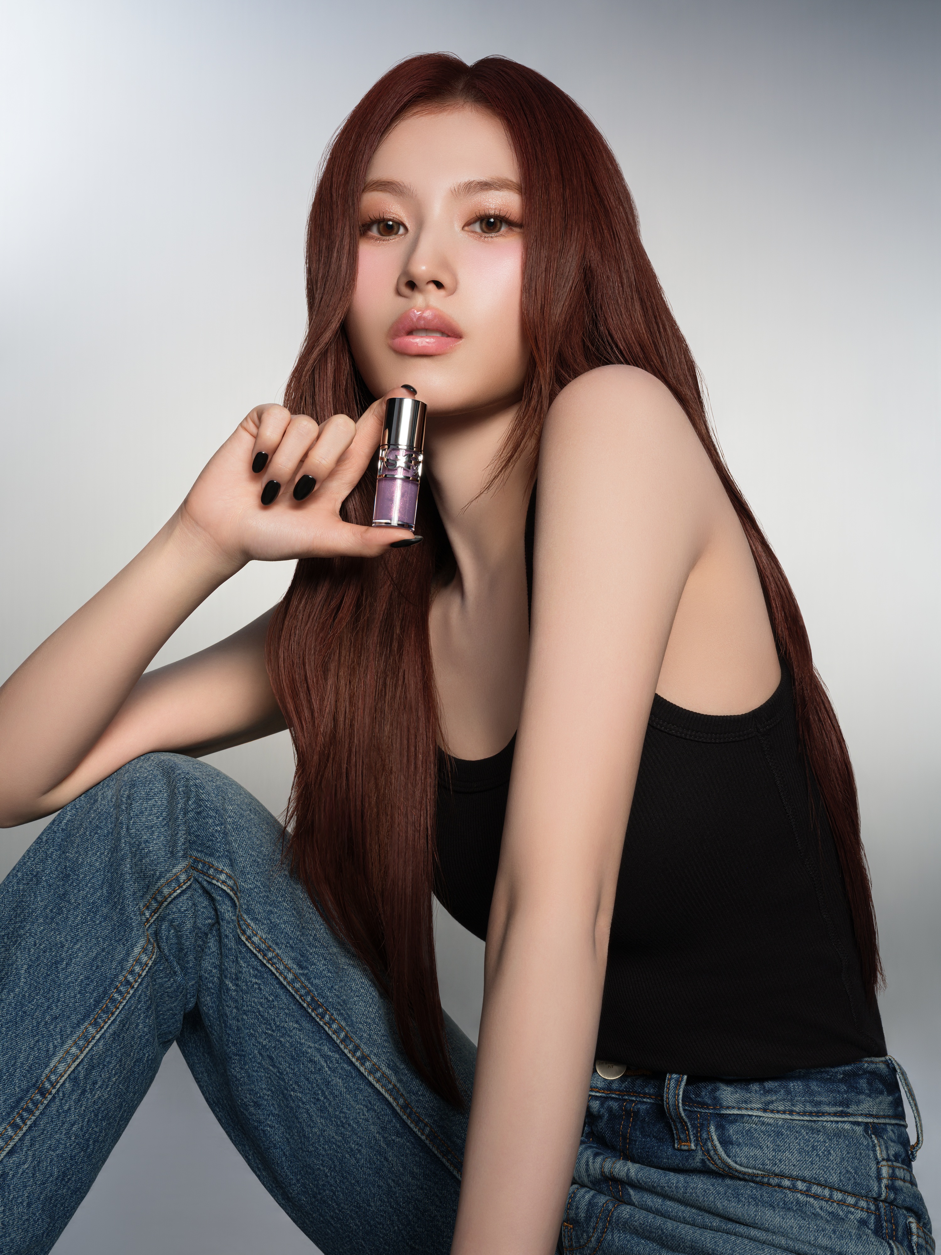 【YSL BEAUTY】TWICE SANAが出演する「YSL ラブシャイン グロスプランパー」新ビジュアルが公開。大胆なツヤとぷっくりとした唇で、全国の店頭ビジュアルにも登場。