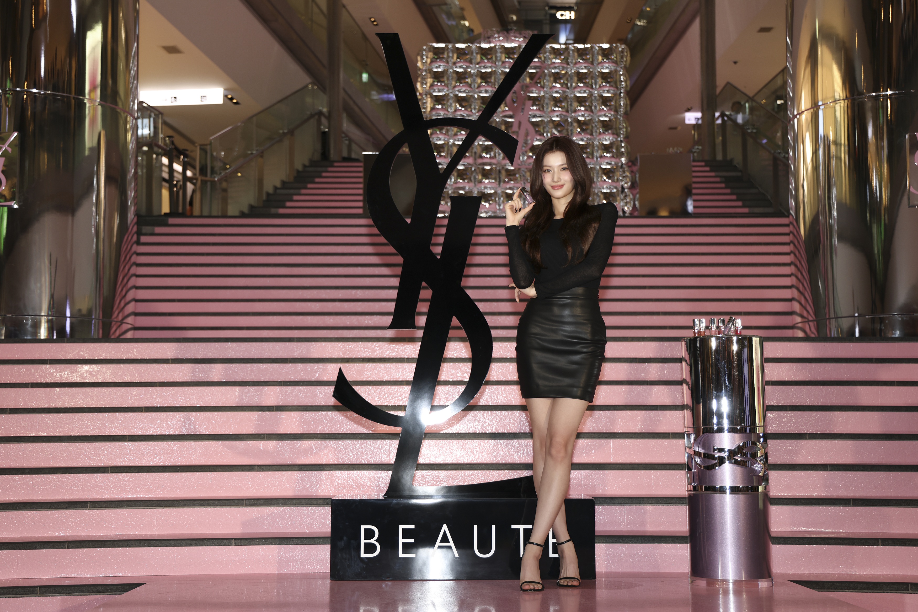 【YSL BEAUTY】ジャパン アンバサダーSANAが登場。ハートに溢れたポップアップイベントを絶賛。ツヤ感のあるぷっくりした唇を叶える、YSL初の先進的グロスプランパーで夏らしいメイクを披露。
