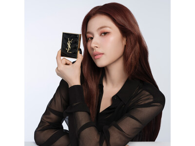 TWICE SANAが、YSLアイコンアイシャドウ「クチュール ミニ クラッチ」の新色を纏った最新LOOKを公開。力強くも洗練された、煌めくまなざしで魅了。