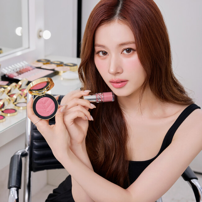 【YSL BEAUTY】TWICE SANAが体現する、“360°多幸感ピンク”メイクアップ公開