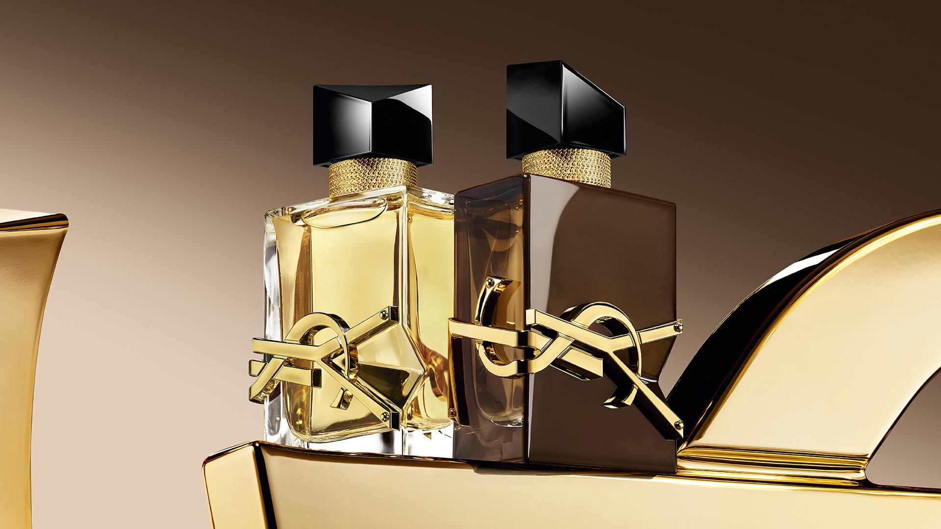 YSL BEAUTY を代表するフレグランス「LIBRE」シリーズが、売上前年比152％*を更新。今季限定のサンダルウッドの香り「リブレ オーデパルファム サンタル クチュール」が大注目。