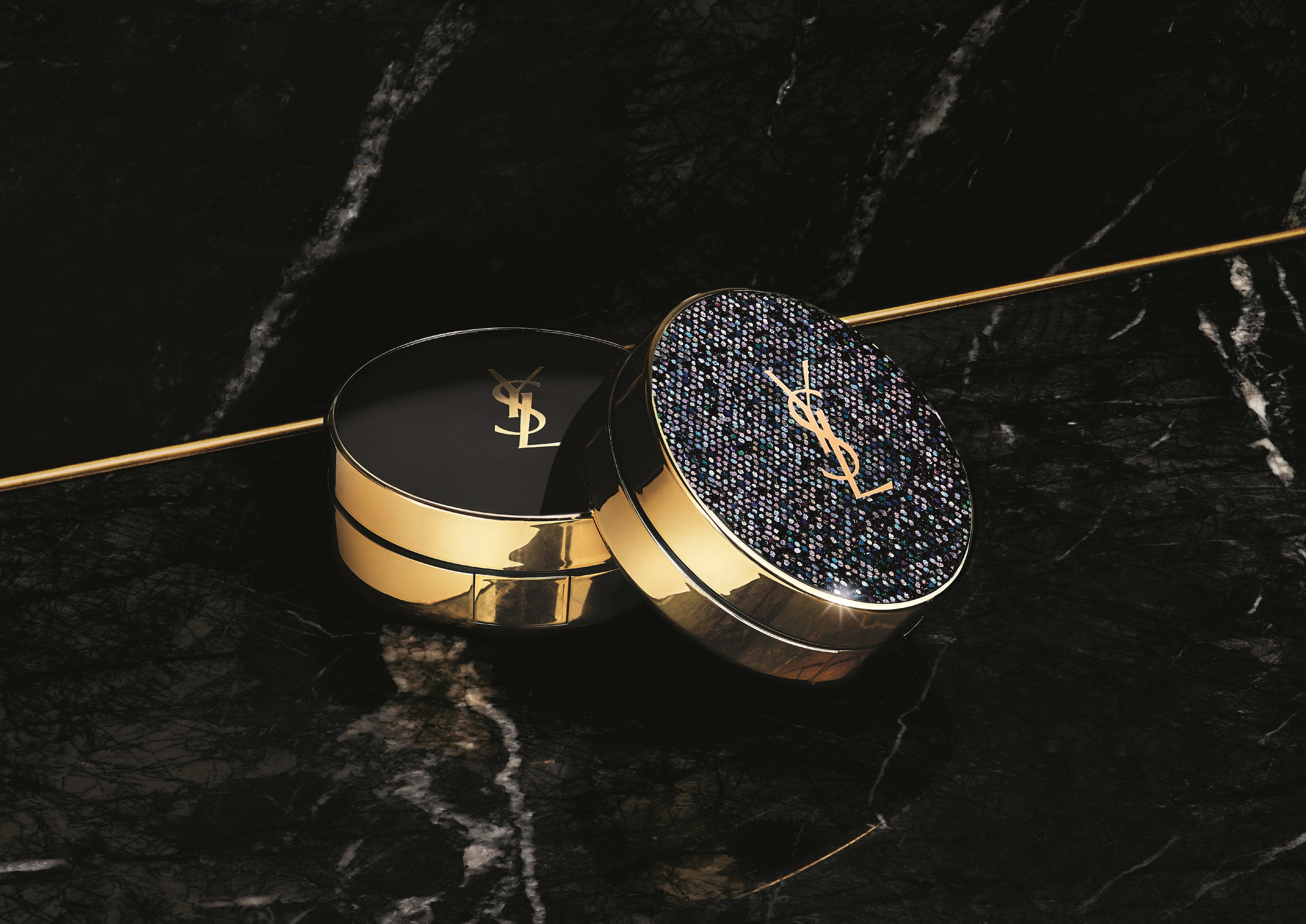 「YSL No.1クッションファンデーション」から“シークイン”の煌めきを纏った限定パッケージが登場。