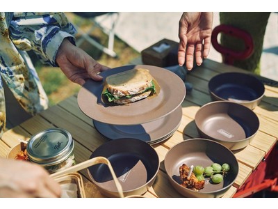 コールマン、自然由来の素材を50％以上使用した食器セットを発売。キャンプも環境に優しいサステイナブルな時代に