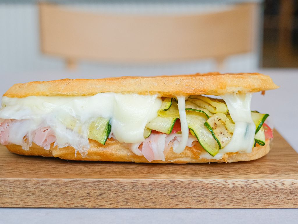 日本初上陸のイタリアミラノの老舗パニーニ店『DE SANTIS』と『FORU』とのコラボイベントにて、新商品が登場！
