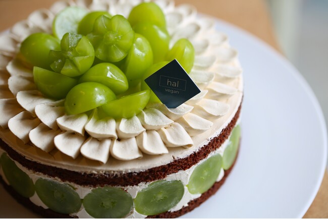 ヴィーガンパティスリー hal okada にて、旬のシャインマスカットを使用した秋限定スイーツの販売を開始！