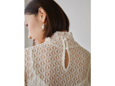 コーディネートに程よい甘さとトレンド感をプラスするレーストップスがRANDEBOOより新登場。