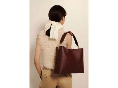 RANDEBOOのシグネチャーアイテムであるBucket bagシリーズから横型シルエットのBucket side bagが新登場。