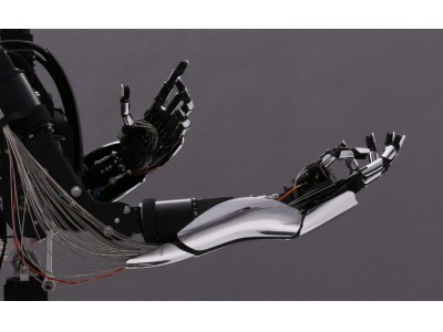 世界初のパワフルかつ器用な手を持つアバターロボット「MELTANT-α」を
