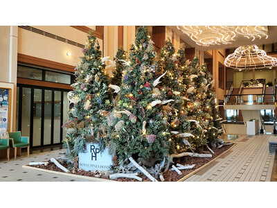 【ロイヤルパインズホテル浦和】2025年クリスマスツリーのテーマは「SDGs」持続可能な未来への祈り。サ...