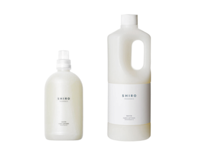 11/26（木）好評のサボン・ホワイトリリー・ホワイトティーの『ファブリックソフナー』が濃縮タイプにリニューアル。植物由来の柔軟成分配合で、衣服やリネンをふんわりと仕上げ、心地よい香りで包み込む。