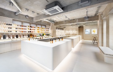 酒かす、がごめ昆布など、スキンケアやコスメに使用する約70種もの自然素材が、ミュージアムさながら一堂に。12/18（金）SHIRO 表参道本店が、売り場面積を約3倍に増床してリニューアルオープン。
