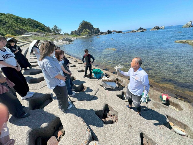 【国際外語・観光・エアライン専門学校】学生が佐渡で海岸清掃海洋ごみ実地研修で地域課題を学ぶ