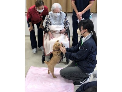 【開催報告】介護施設でアニマルセラピー実習を開催　医療法人愛広会と国際ペットワールド専門学校が連携