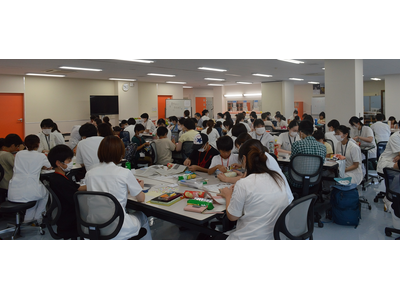 【新潟医療福祉大学】8/22（土）物が見える不思議を体験しませんか？夏休みの自由研究イベント「偏光板でステンドグラスづくり」にチャレンジ！