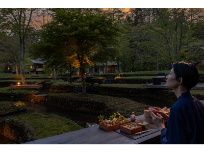 【星のや軽井沢】棚田ラウンジを貸し切り、春の訪れを寿ぐ、1日1組限定の優雅な食体験「春花の晩餐」を提供