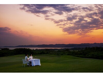 【リゾナーレ小浜島】茜色の夕焼けから星空まで、絶景に包まれた特等席で美食を味わう「うつろい絶景ディナー」開催