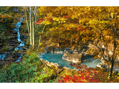 【奥入瀬渓流ホテル】紅葉と滝の絶景が広がる露天風呂を完全独占!湯上がりには紅葉シャンパーニュカクテルを堪...