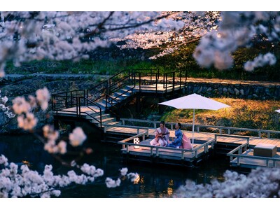 【界 長門】静かな朝の桜を“独り占め”。川床で楽しむ野点と夜桜アペロで春を愛でる「春らんまん滞在」販売開始