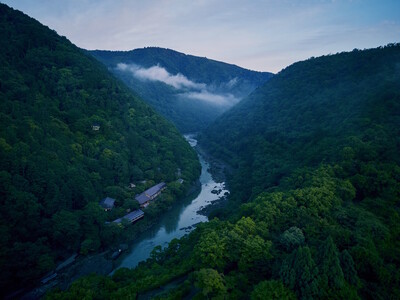 【星のや京都】24時間滞在のオールインクルーシブで美食と静寂に没入する「奥嵐山の夏ひとり旅」提供
