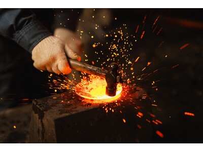 【界 玉造】出雲千年の歴史を知る、手業のひととき「神聖な鍛冶場で打つ、一生モノの鍛造トレイづくり体験」開催