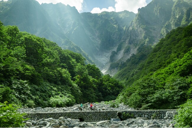 【谷川岳ヨッホ】真夏でも水温10℃前後。日本三大岩壁「一ノ倉沢」の絶景と雪解け水で納涼体験「ひんやり天然足水」初開催