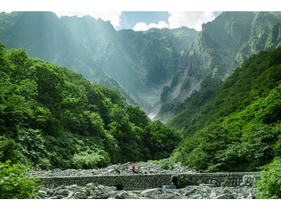 【谷川岳ヨッホ】真夏でも水温10℃前後。日本三大岩壁「一ノ倉沢」の絶景と雪解け水で納涼体験「ひんやり天然足水」初開催
