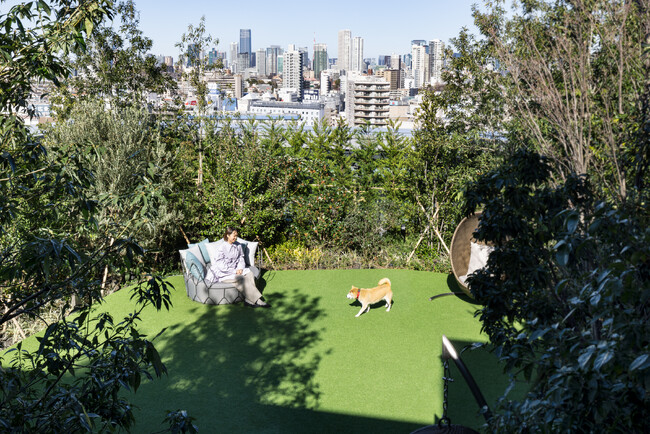 【OMO5東京五反田】地上60メートルに位置するドッグランを完備。夜景とグルメを楽しむ「愛犬との都市旅」を提案
