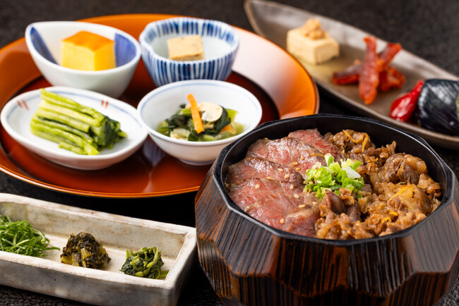 【軽井沢星野エリア 村民食堂】予約即日満席となった観光列車「ろくもん」の食体験を店舗で特別に再現!「和牛のよくばりひつまぶしセット」と「地酒2種と酒肴のペアリング」を販売