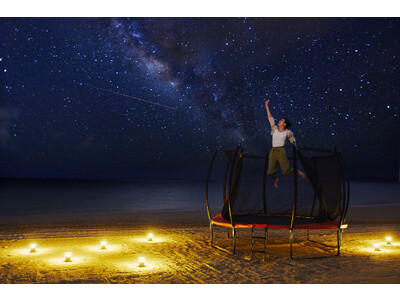【星野リゾート　リゾナーレ小浜島】真夏の夜空に広がる天の川を飛んでつかむ「ティンガーラトランポリン」今年...