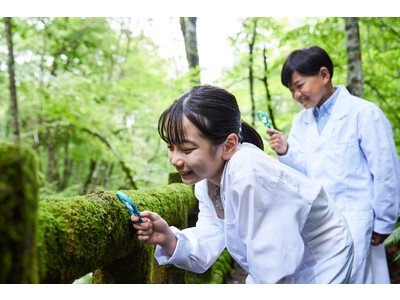 【星野リゾート　奥入瀬渓流ホテル】国立公園で50種類のコケを探し出す自由研究プログラム「奥入瀬コケ博士」...