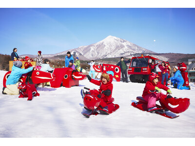 【星野リゾート　磐梯山温泉ホテル】べこジェニックな空間で雪遊びを楽しめる「でっこら赤べこ雪広場」がオープン｜期間：2024年12月14日～2025年4月6日