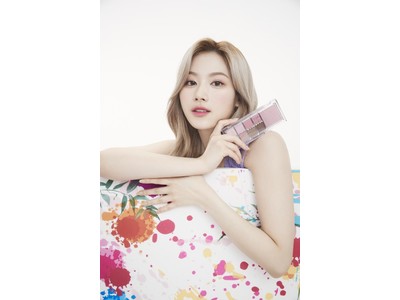 韓国コスメ「WAKEMAKE」、購入者に専属モデル「TWICE」サナのフォトカード進呈！