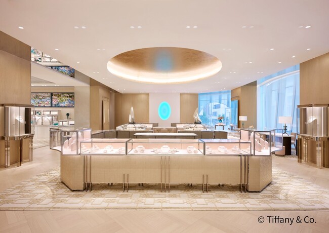 ティファニー 銀座・2階天井へ　箔座の縁付金箔 “純金プラチナ箔（久遠色）”施工を事例公開