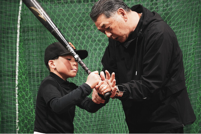 元読売ジャイアンツヘッドコーチ岡崎郁が、次世代スター選手の育成プログラムを始動。都内での定例レッスンと動画による個別フィードバックで、小・中学生の夢に並走。
