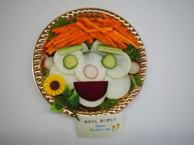 フレッシュサラダをプレゼント。父の日の食育イベント開催。「有機野菜でお父さんの似顔絵サラダを作ろう！」