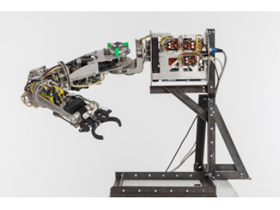 Hｍcomm、「VRobot」を改良。AWS RoboMakerと連携した“産業ロボット向けVUI事業”を強化