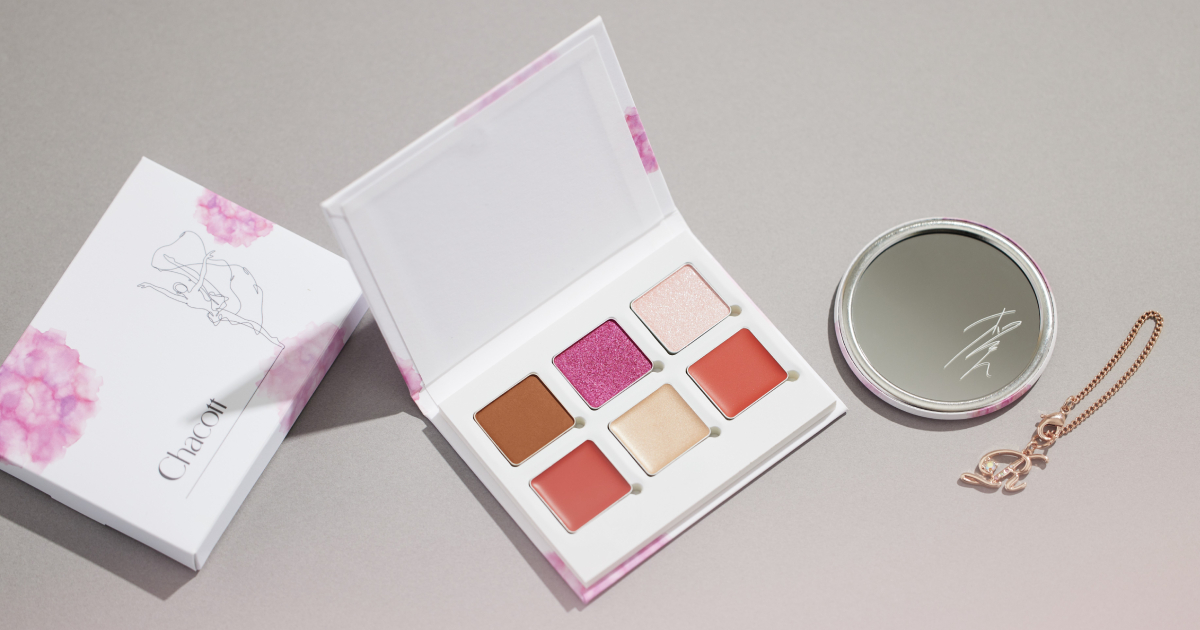 【Chacott COSMETICS】宝塚歌劇団 花組トップスター 柚香 光さんセレクトカラーマルチカラーバリエーション６色パレット」2023年1月６日（金）より販売スタート！