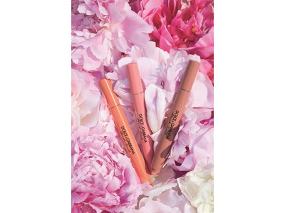 ワンタッチでにじみでるような自然な血色感でトレンド顔をつくる「 ブラッシュタッチ クッションチークカラー」のアイテム情報を発信！