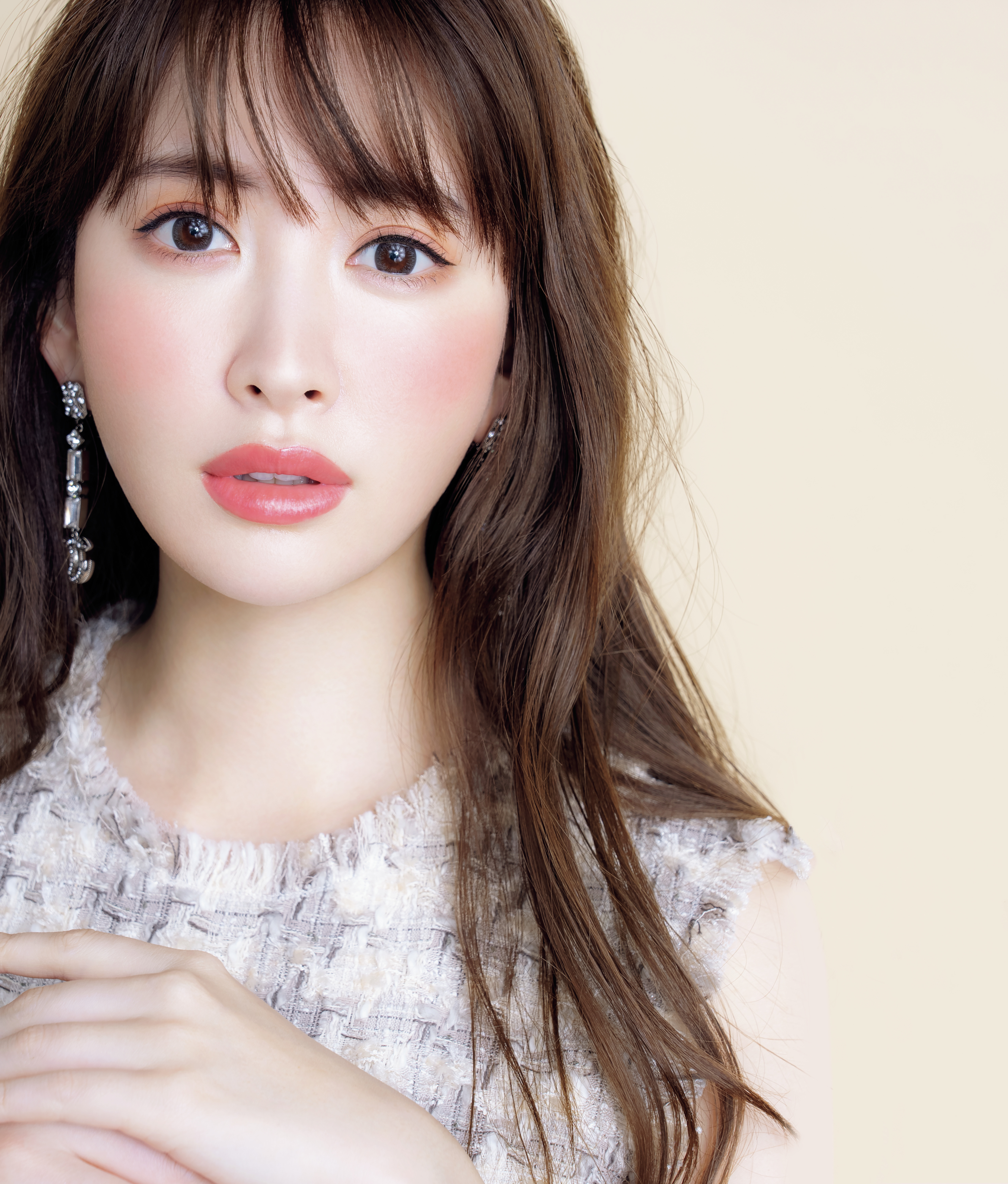 「ドルチェ＆ガッバーナ ビューティ」小嶋陽菜さんが、“春色に染める”チークカラーとリキッドリップカラーを紹介 in MAQUIA