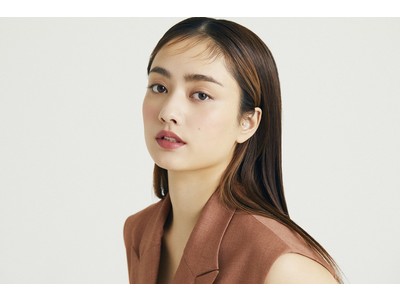 谷まりあさんが、“自然なツヤとうるおいが満ちる肌に施す、ワントーンメイクを紹介 in ドルチェ＆ガッバーナ ビューティ プレス