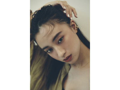 新発売のソーラーグロウシリーズのファンデとリキッドブロンザーで華やぐ大人の夏肌へチェンジ！