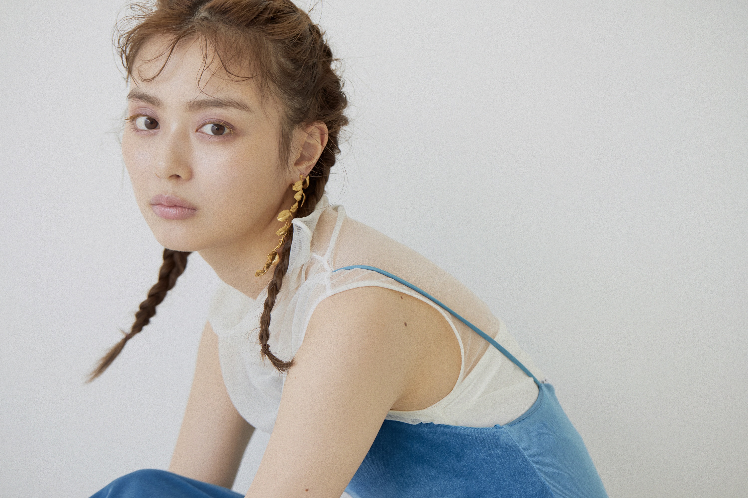 内田理央さんが顔を格上げするハイライトをつかった“ラグジュアリーな肌”メイクを体感。 in ドルチェ＆ガッバーナ ビューティ プレス