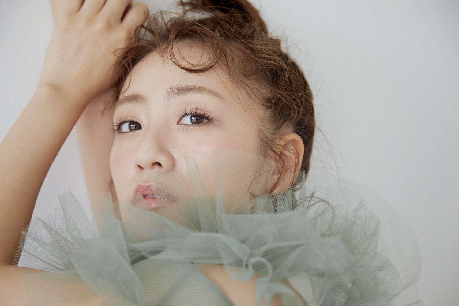 高橋みなみさんが大人のピーチカラーのワントーンメイクで登場 in ドルチェ＆ガッバーナ ビューティ プレス