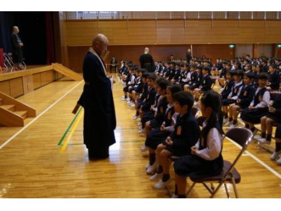 追手門学院小学校　50年の伝統行事小学生と保護者による座禅会の開催