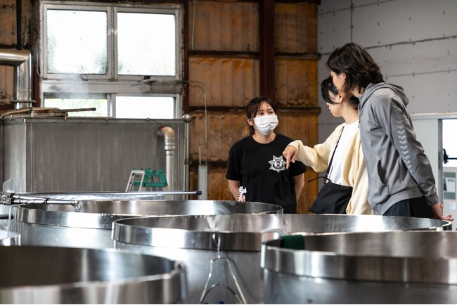 恩納村の酒蔵へ「恩納酒造所 見学ツアー」冬期限定で開催