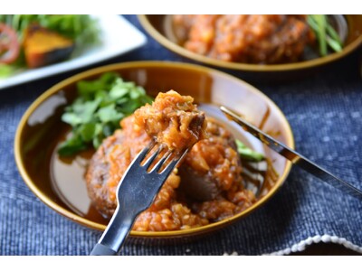 今年も神奈川県三浦市の「地域と旬」の時期がやってきました！三浦半島の海風を受け、甘くふわふわの三浦キャベツとソースが絡む『神奈川三浦市のキャベツを使ったハンバーグ トマトソースロールキャベツ風』を発売